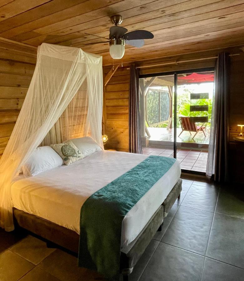 Eden Jungle Lodge ボカス・タウン エクステリア 写真